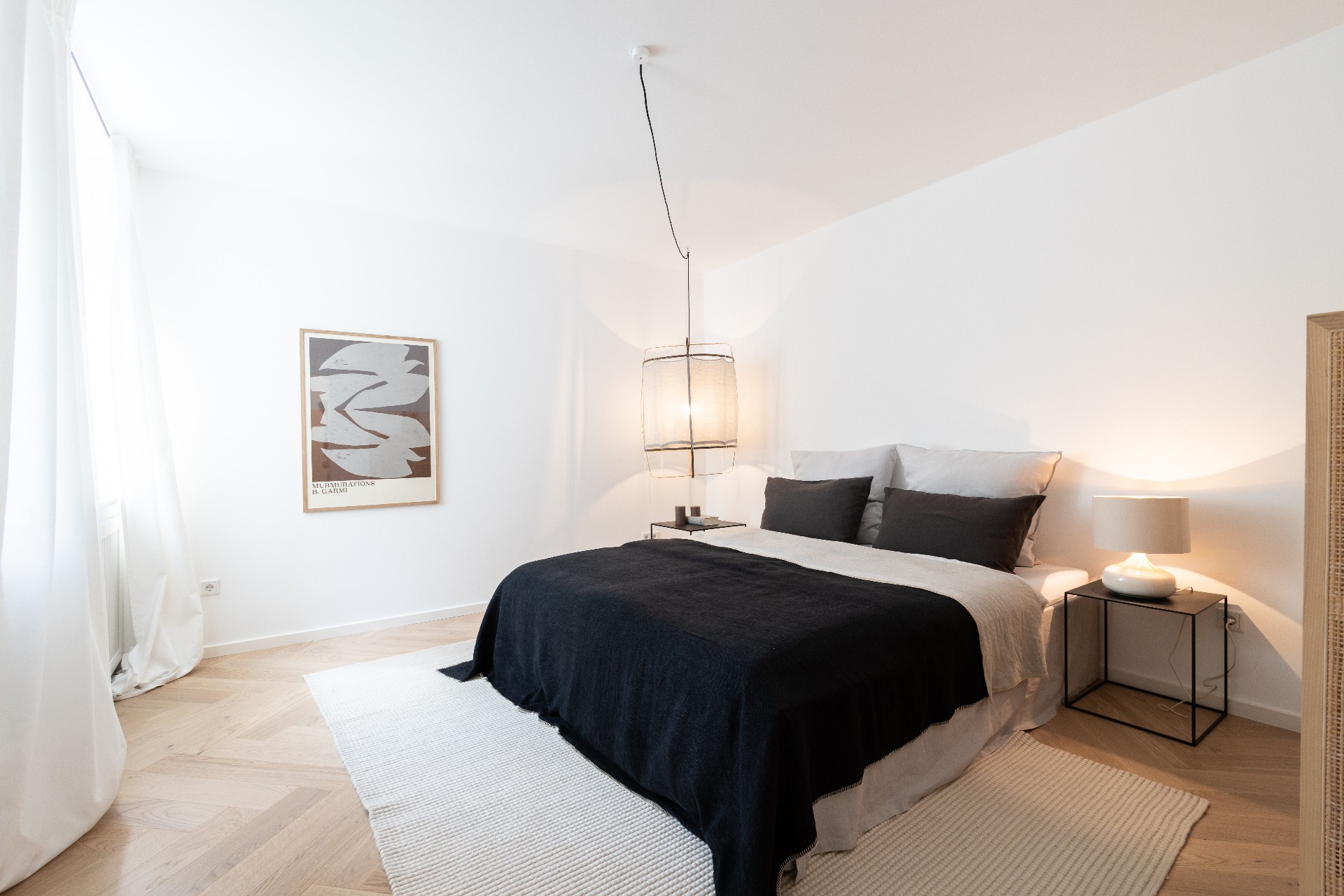 Ruhiges Schlafzimmer, gegenüber dem Badezimmer gelegen