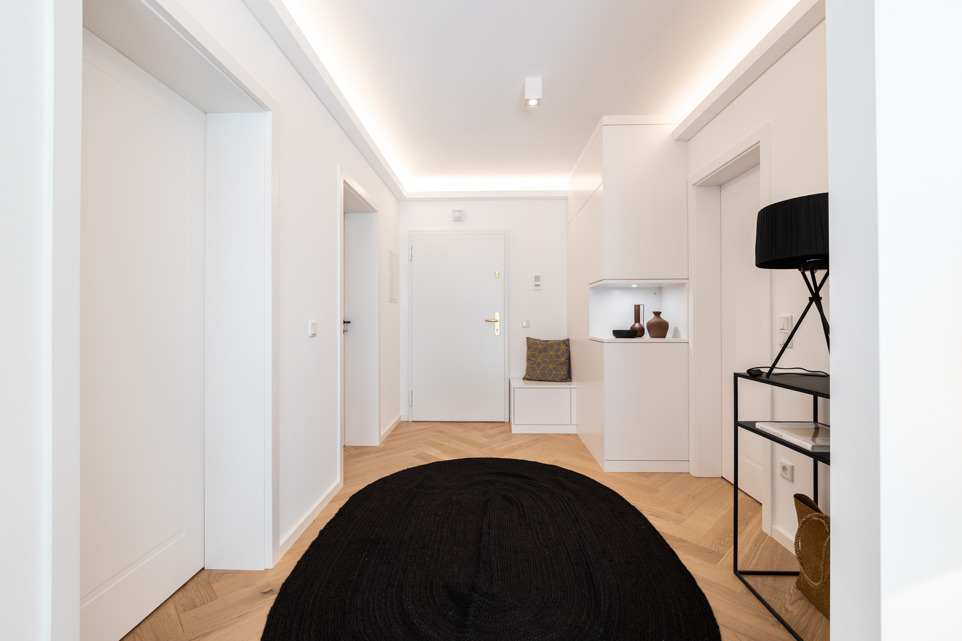 Einladende Diele mit Schreiner-Garderobenschrank und Sitzbank
