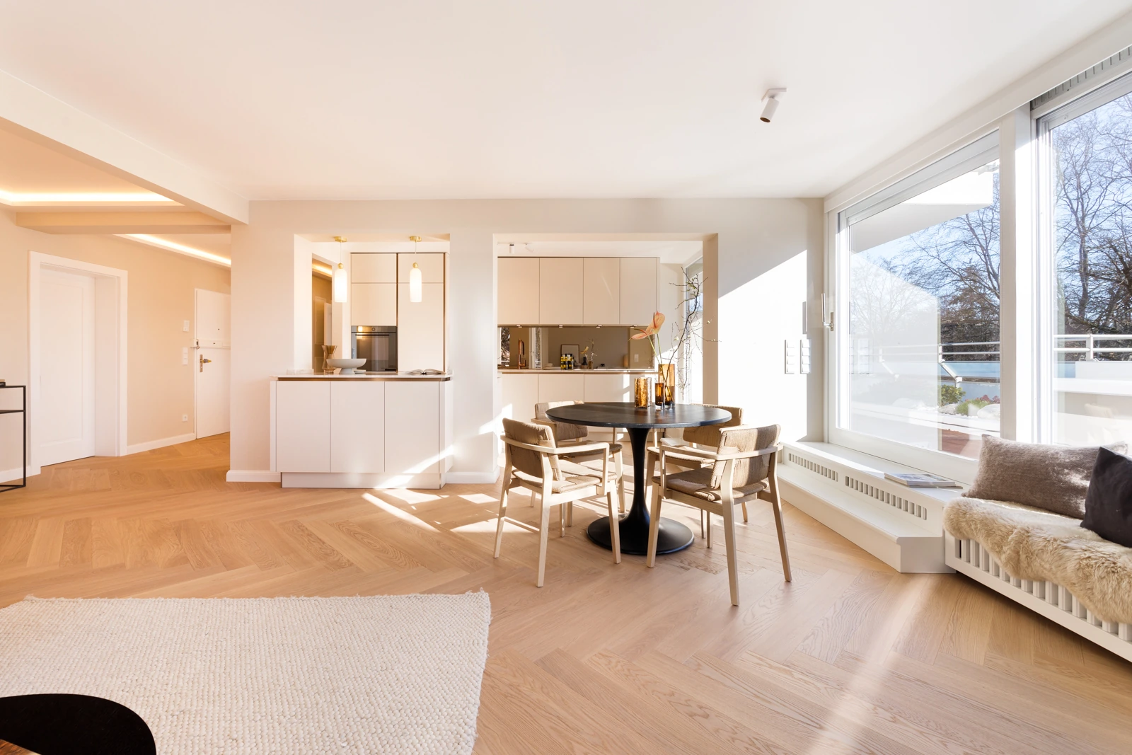 Essbereich mit Blick zur Terrasse