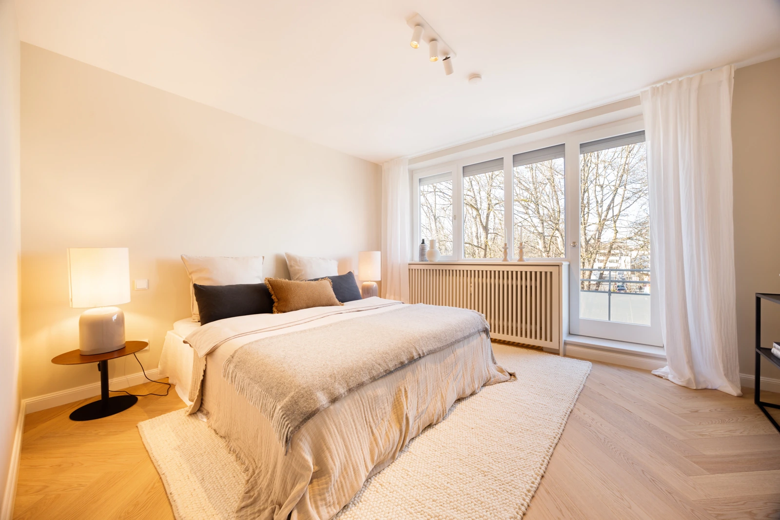 Schlafzimmer mit warmem Tageslicht