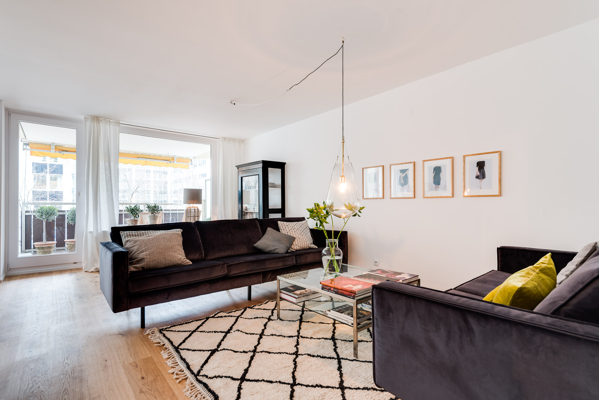 Wohn- und Essbereich mit Blick zum Balkon