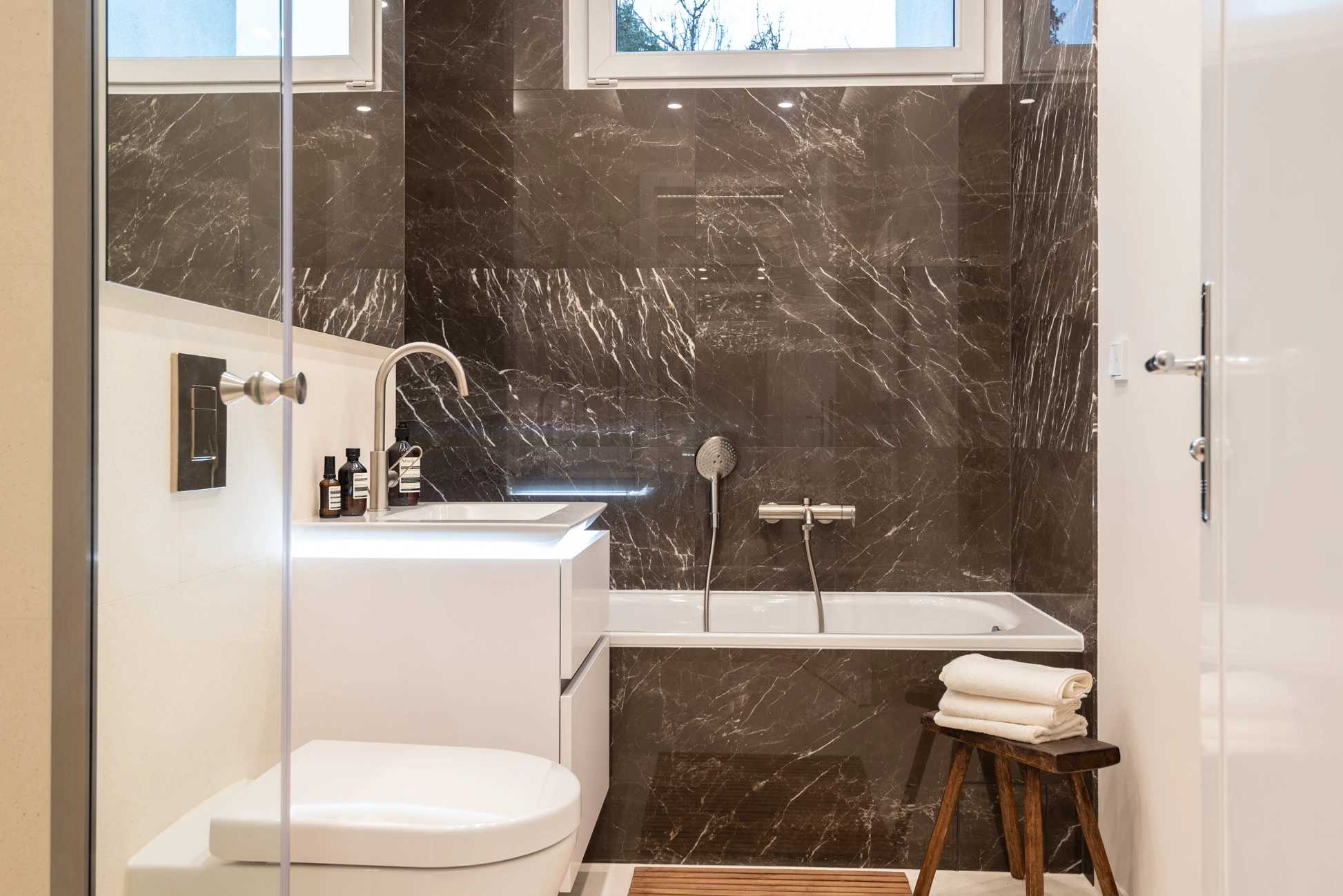 Tageslicht-Badezimmer in Marmor