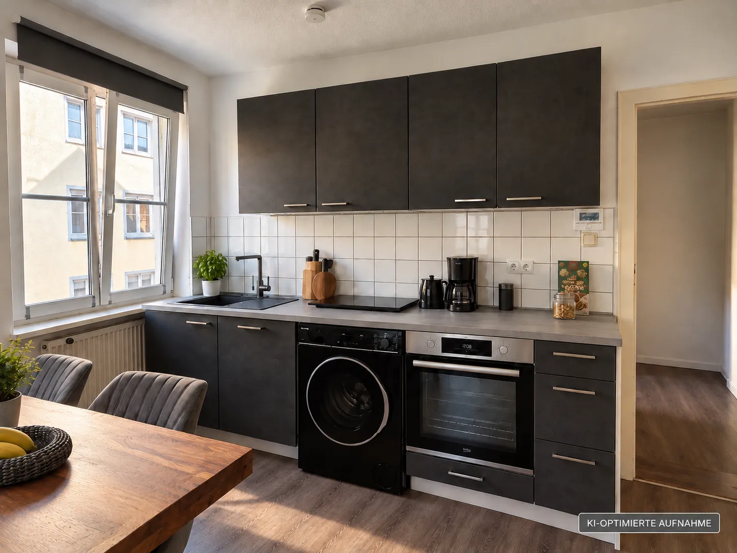 Küche mit Fensterband zum ruhigen Innenhof