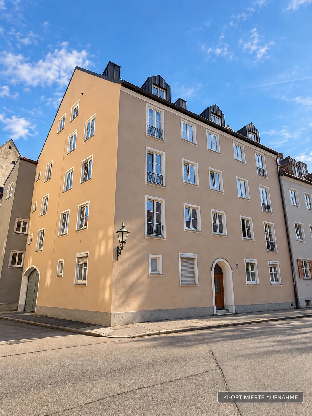 Hausansicht des Altstadt-Mehrfamilienhauses mit Gauben, Augsburg Lechviertel