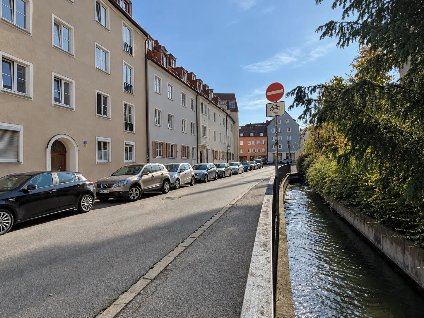 Straße am Vorderen Lech mit Lechkanal in der Augsburger Altstadt