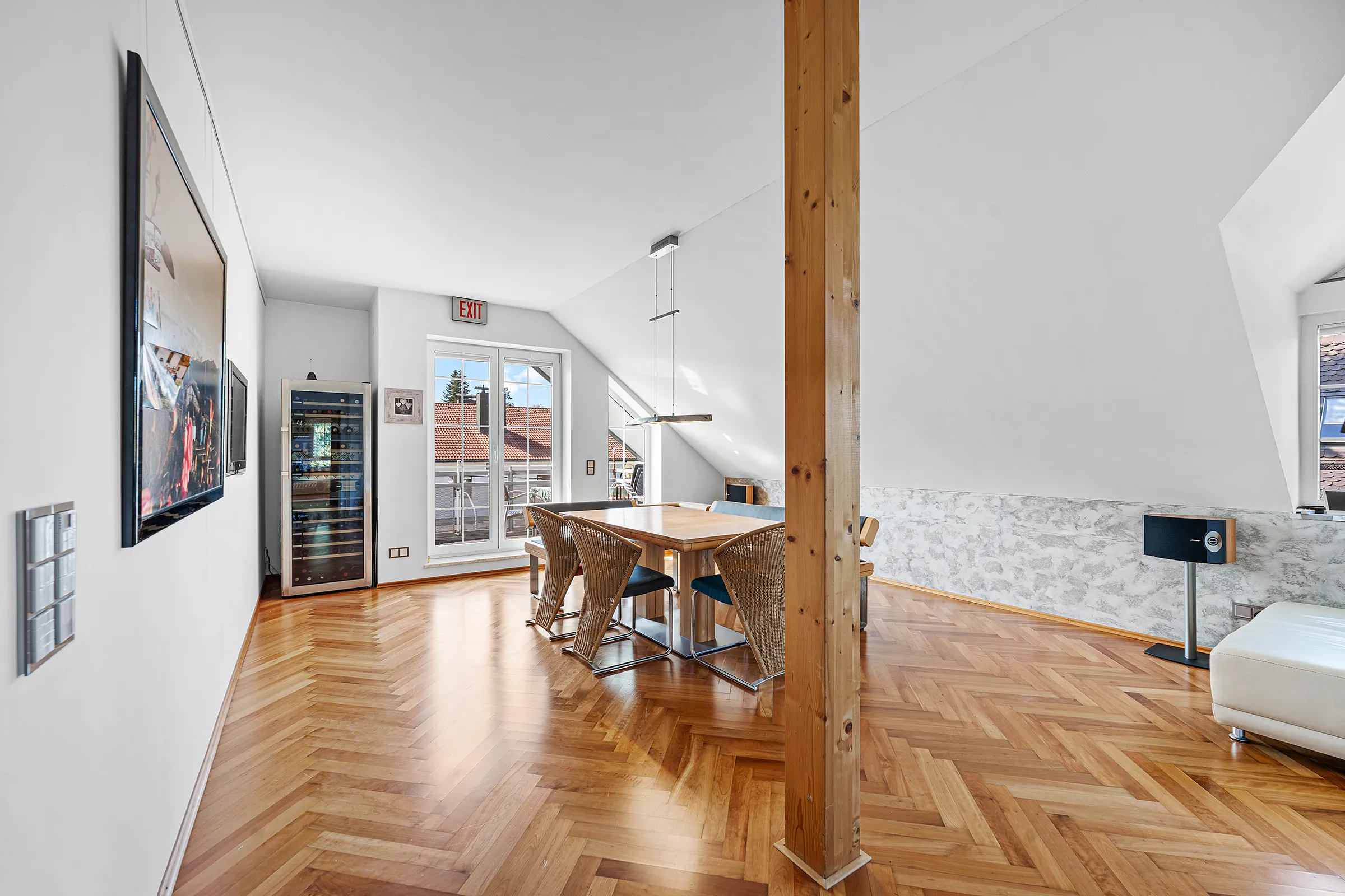 Zimmer mit Dachschräge und Holzboden, nach Süd-West zur Straße