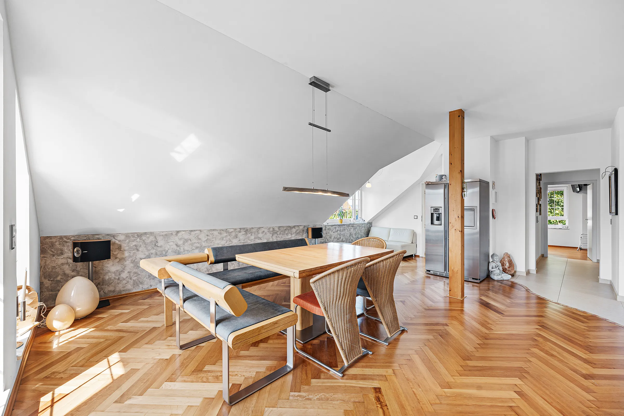 Zweites Zimmer mit Dachschräge und Dachfenster