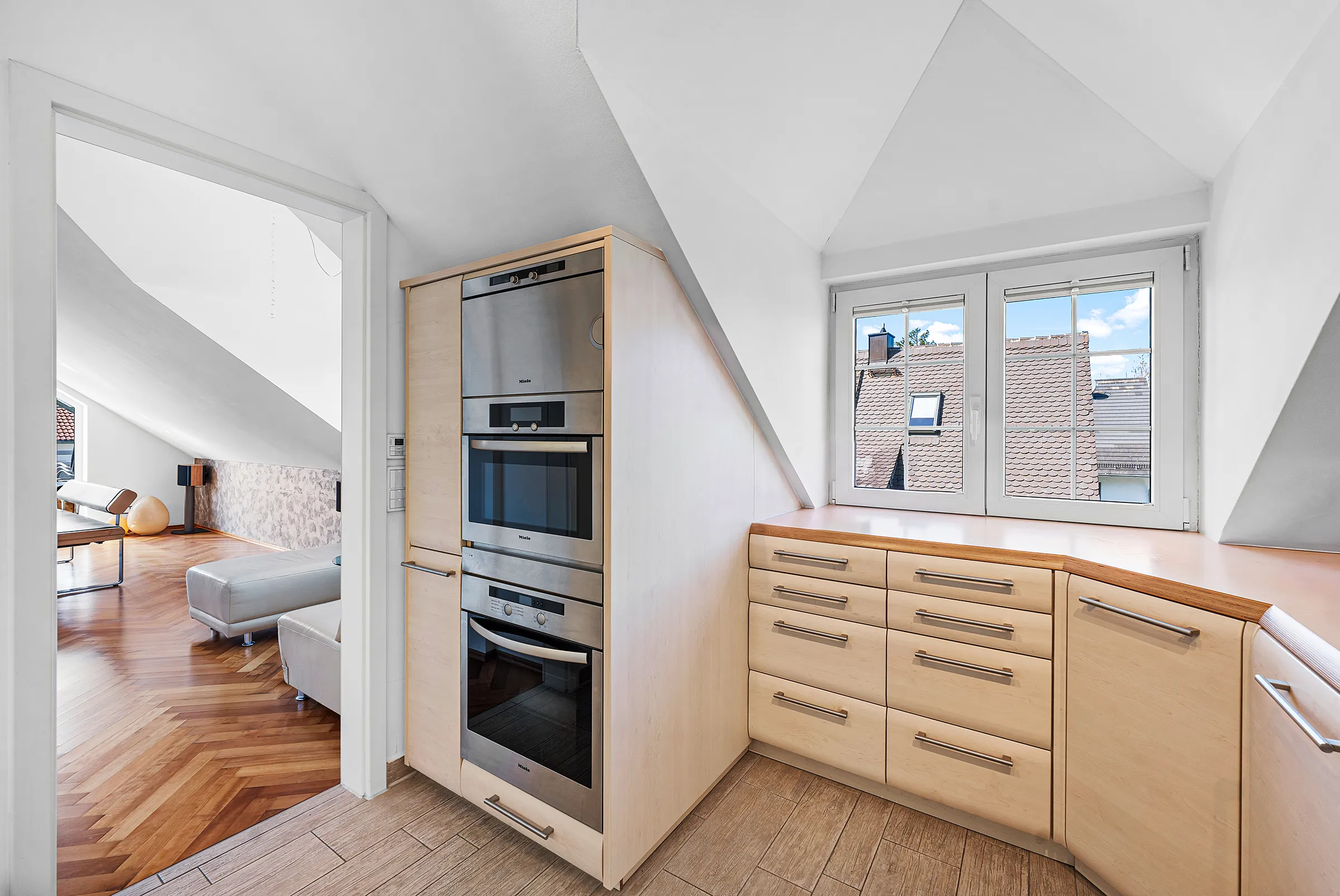 Küche mit Fensterband zum ruhigen Innenhof