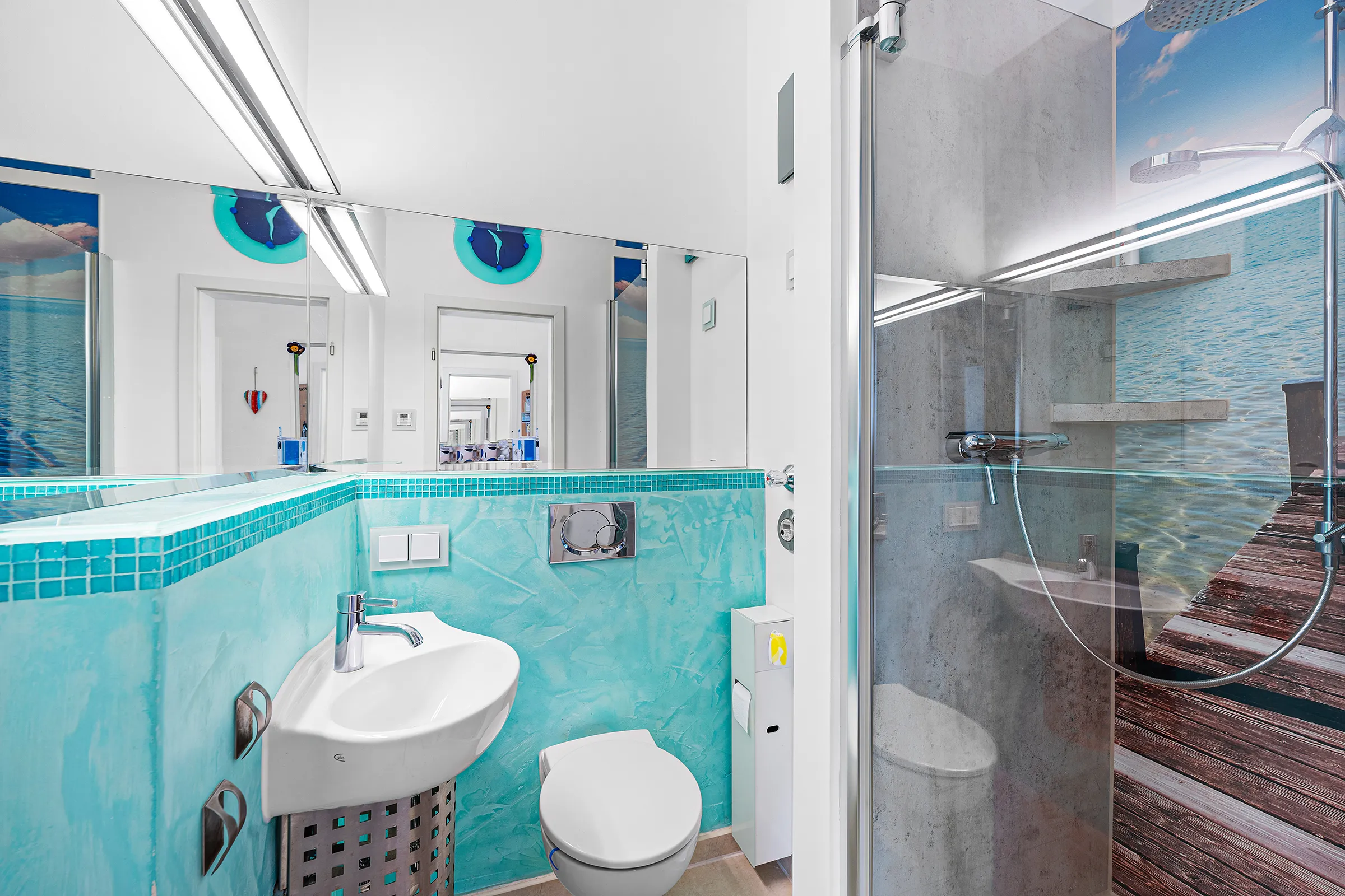 Duschbad mit Glasdusche und türkisfarbenen Fliesen, Dachgeschosswohnung Trudering