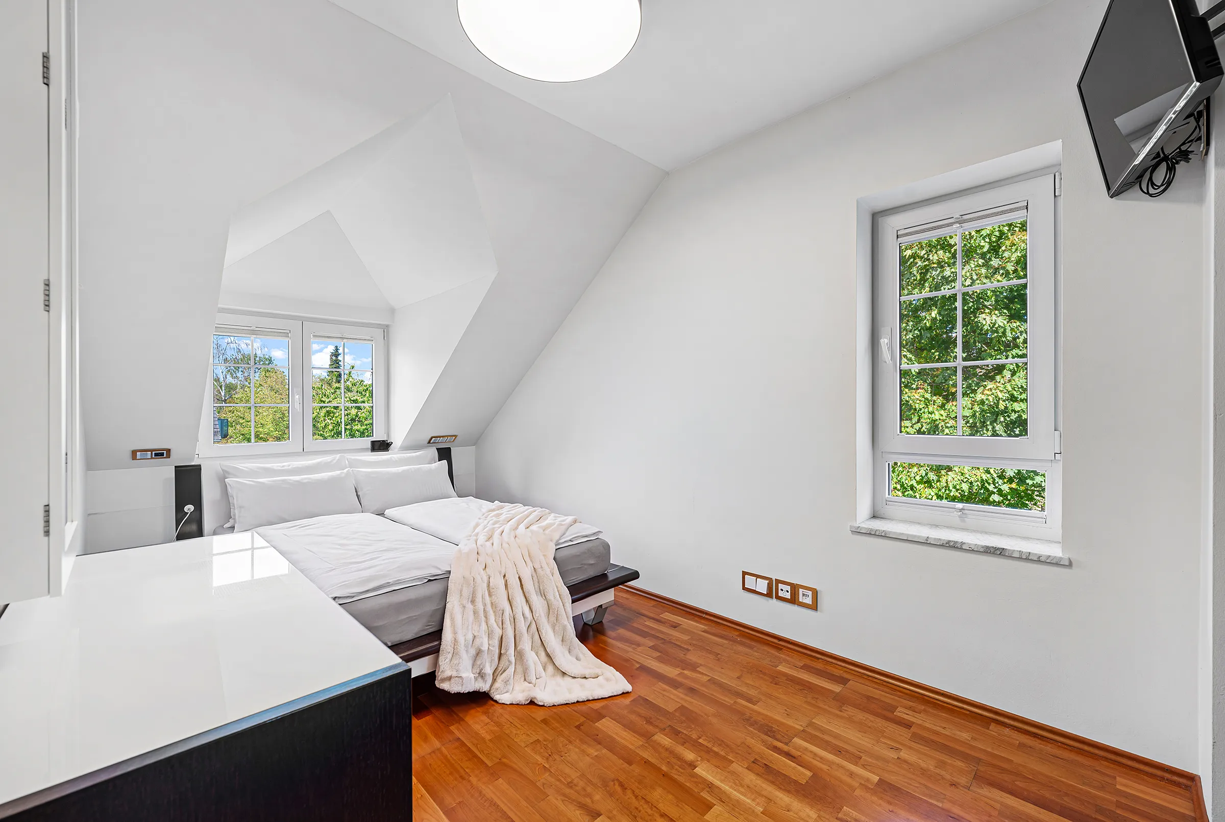 Schlafzimmer mit Kirschholzparkett und Fenstern ins Grüne, Dachgeschosswohnung Trudering