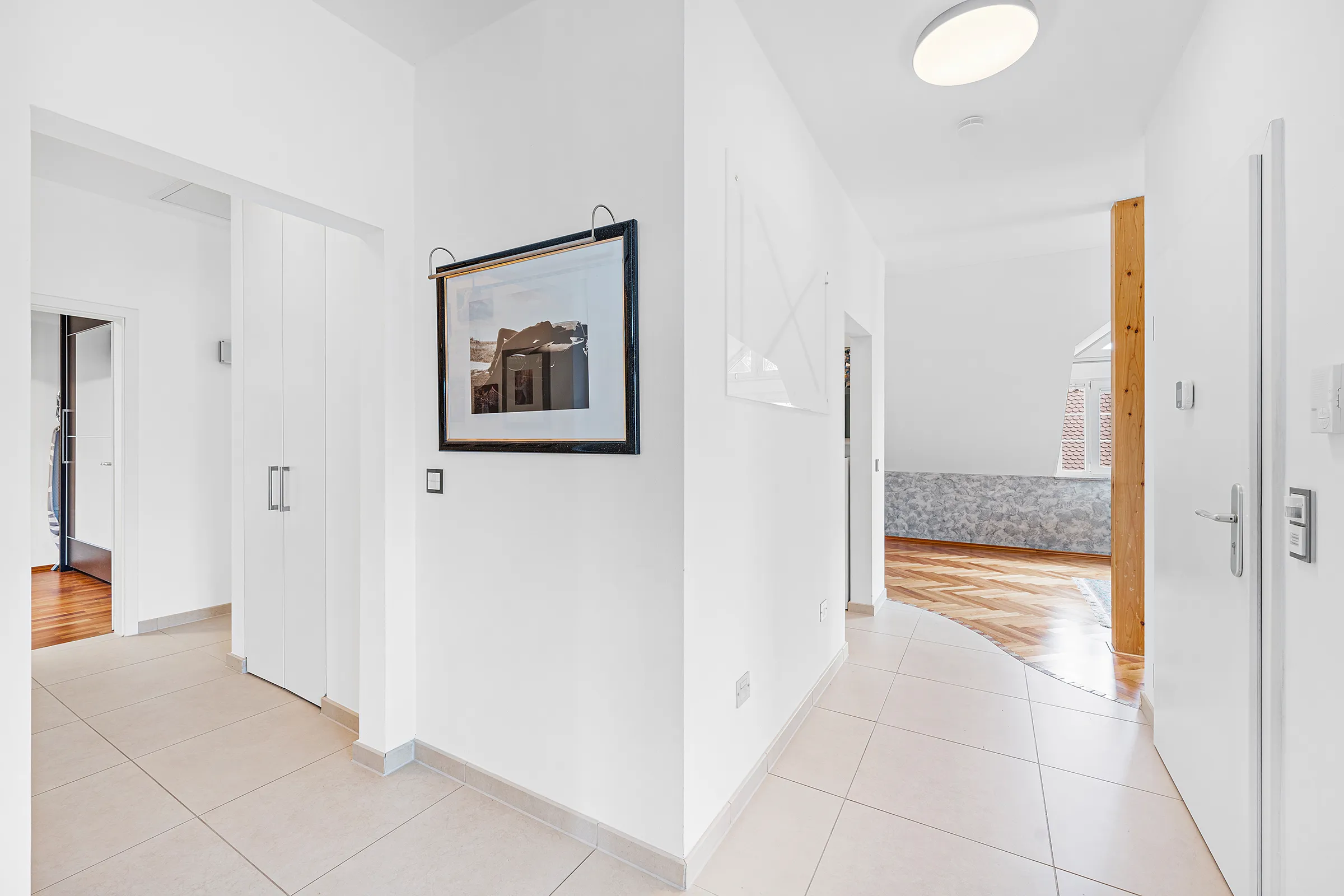 Heller Eingangsbereich mit Fliesenboden und Blick in den Wohnbereich, Dachgeschosswohnung Trudering