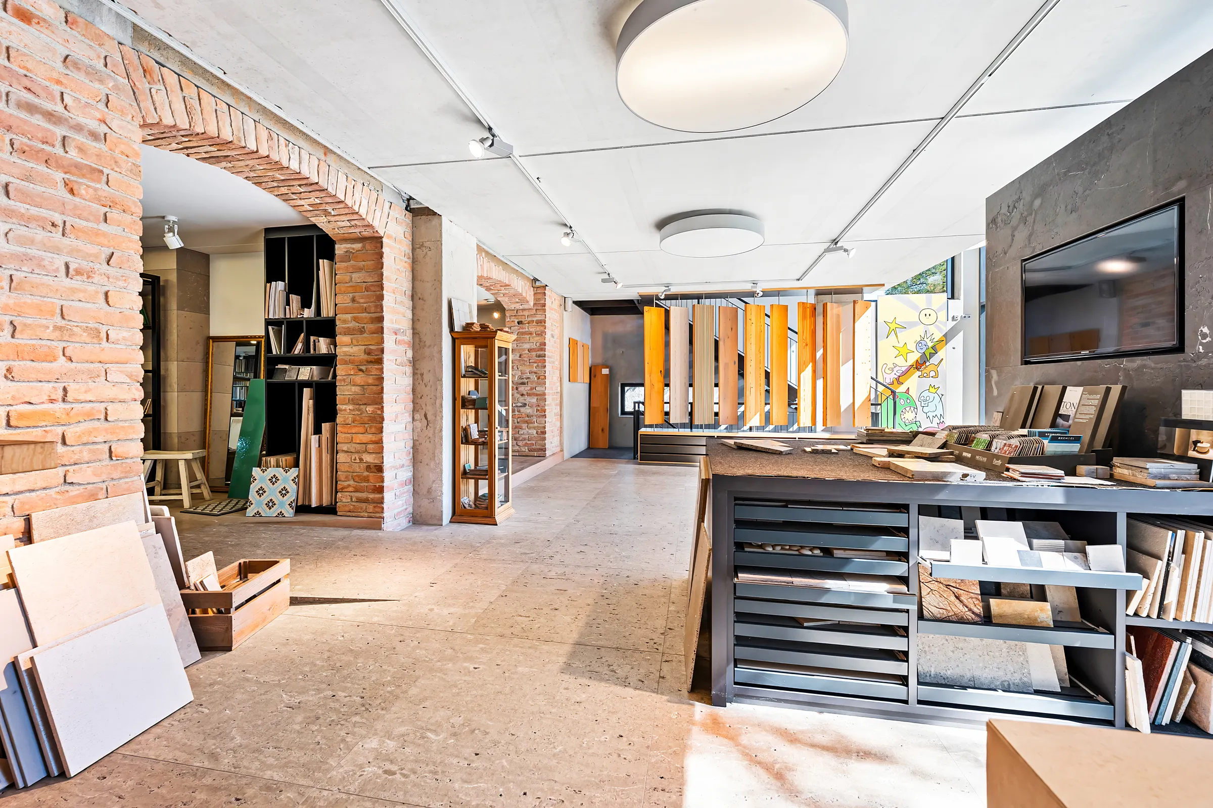 Showroom mit Ziegelbögen und Musterregalen, Gewerbefläche Obermenzing