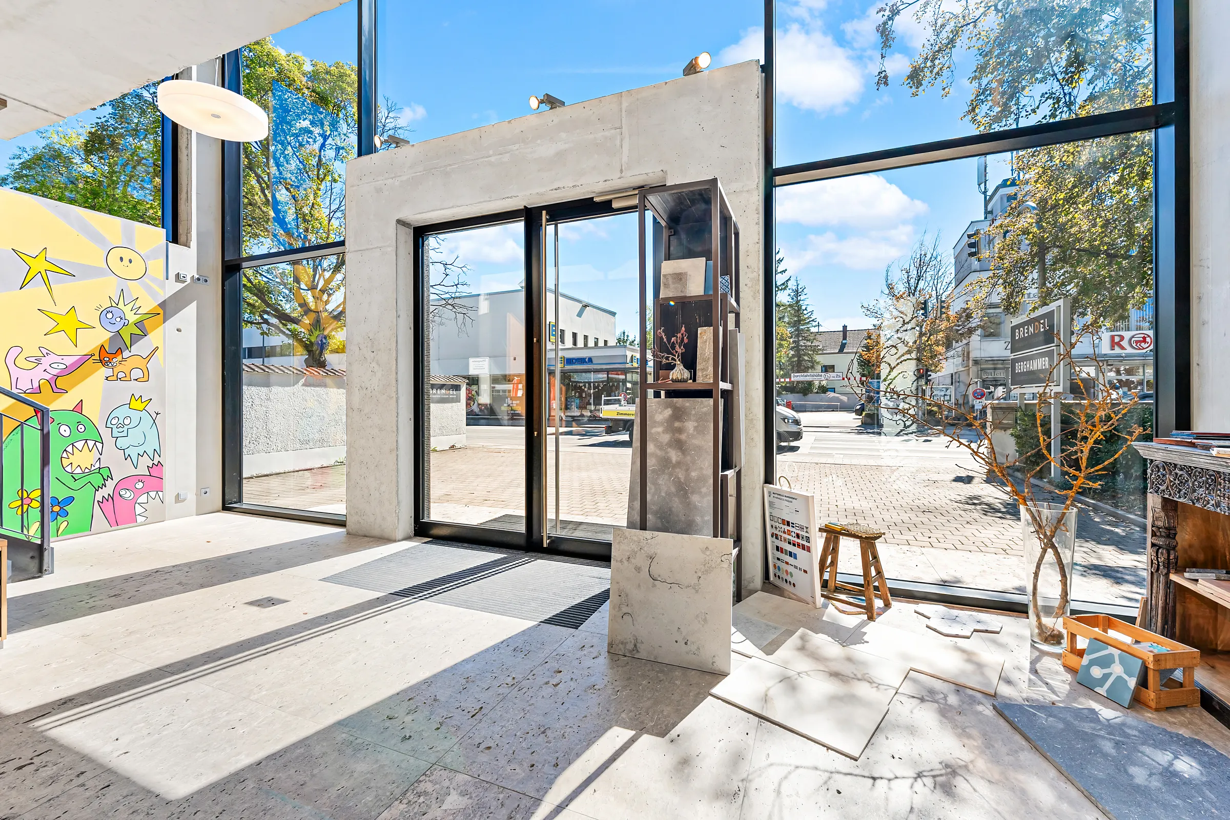 Eingangsbereich mit großer Glasfront und Natursteinboden, Gewerbefläche Obermenzing