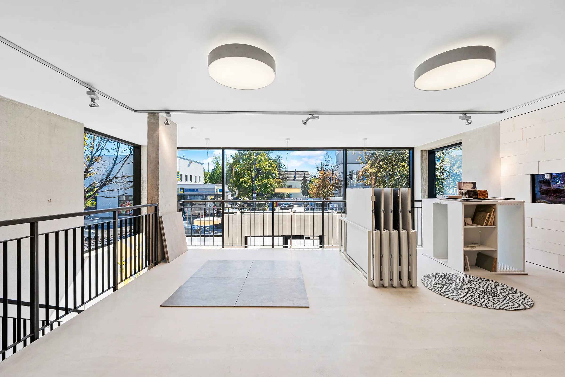 Galerie im Obergeschoss mit Glasfront und Blick auf die Straße, Gewerbefläche Obermenzing