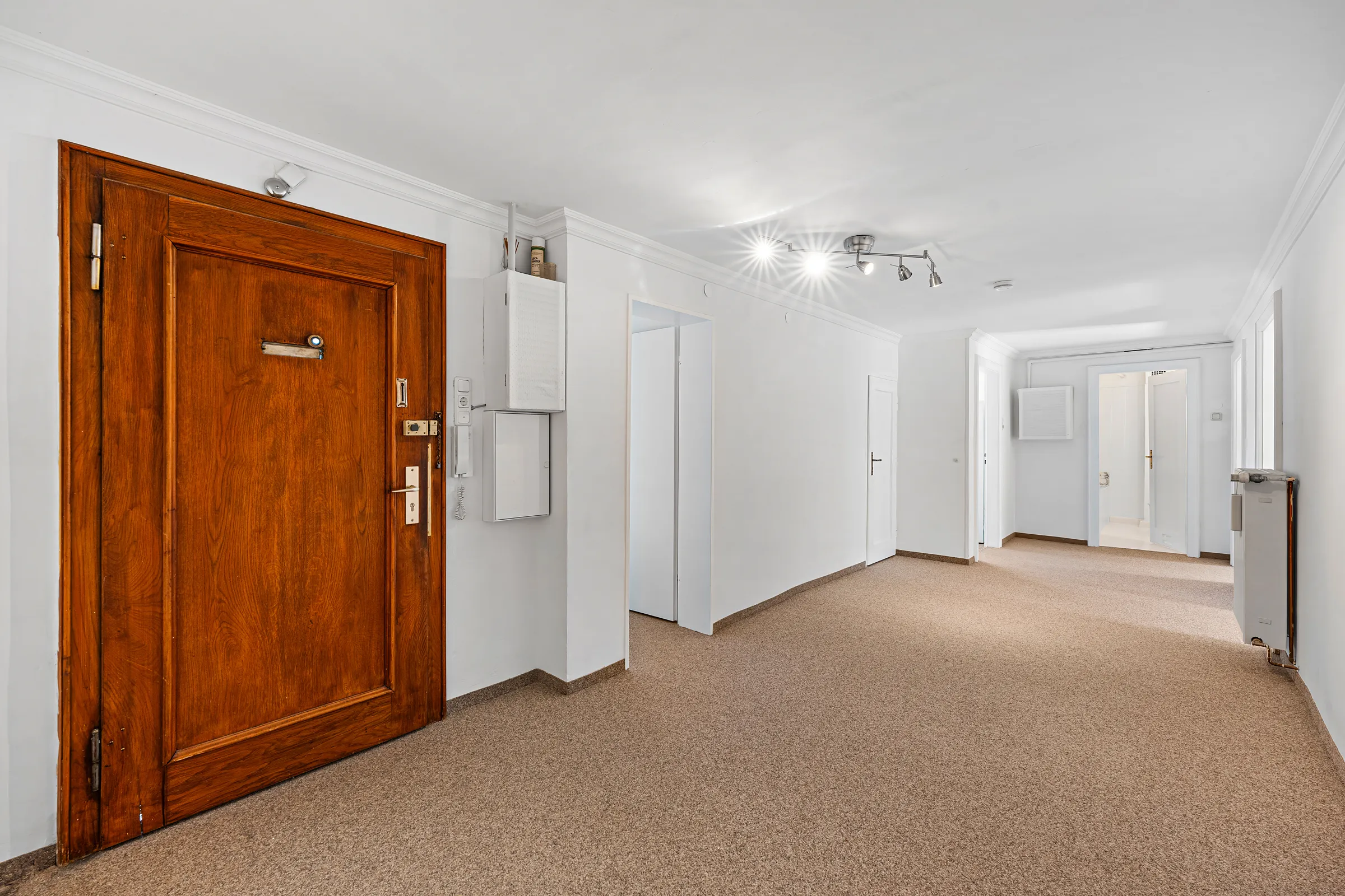 Zimmer mit Dachschräge und Holzboden, nach Süd-West zur Straße