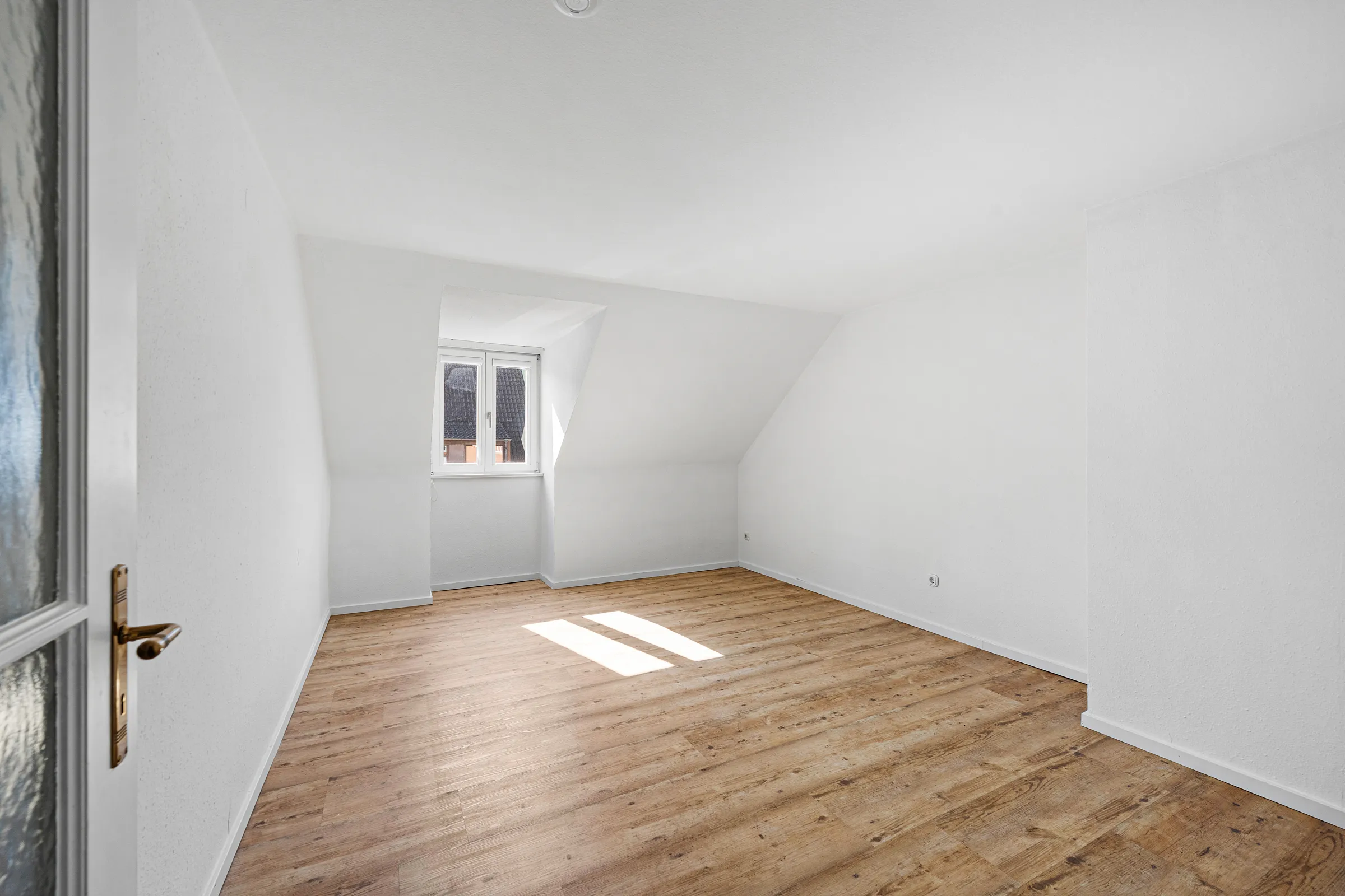 Küche mit Fensterband zum ruhigen Innenhof