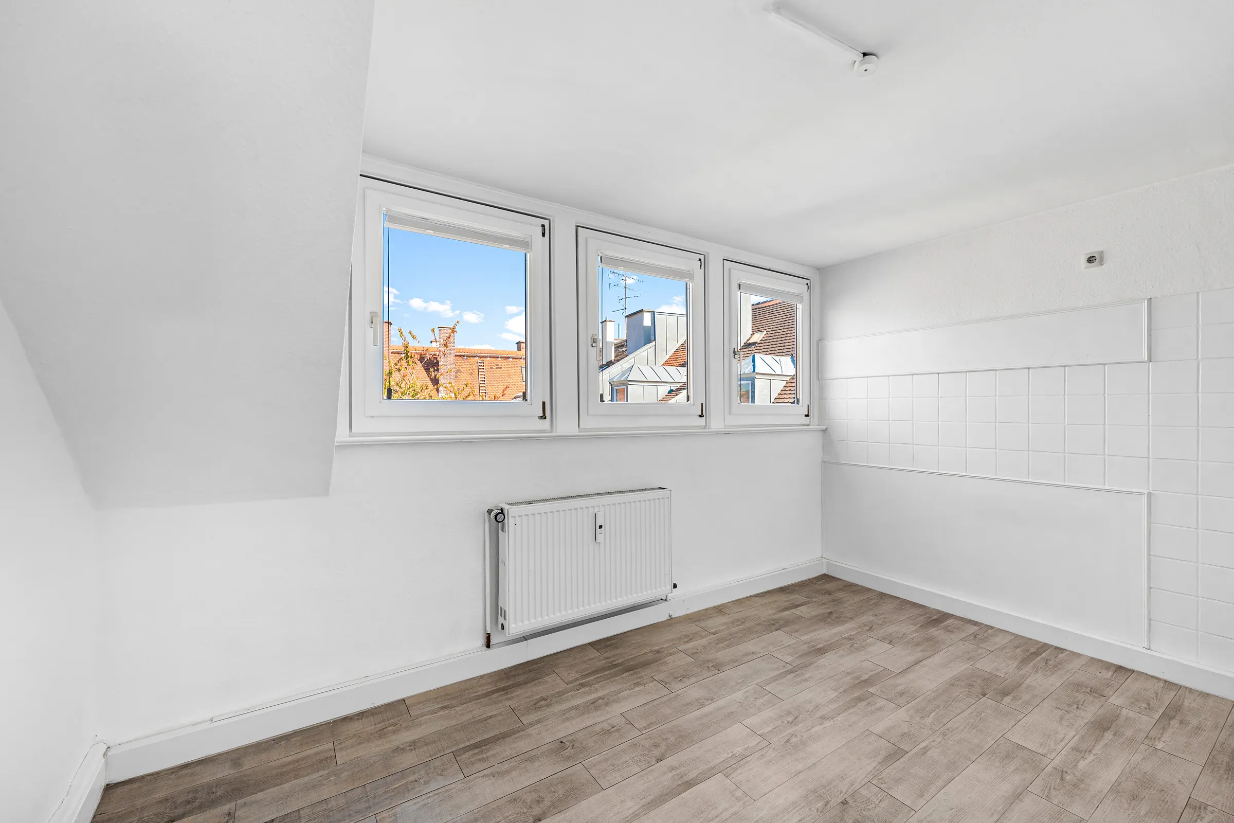 Zimmer mit Holzboden und Dachfenster nach Süd-West
