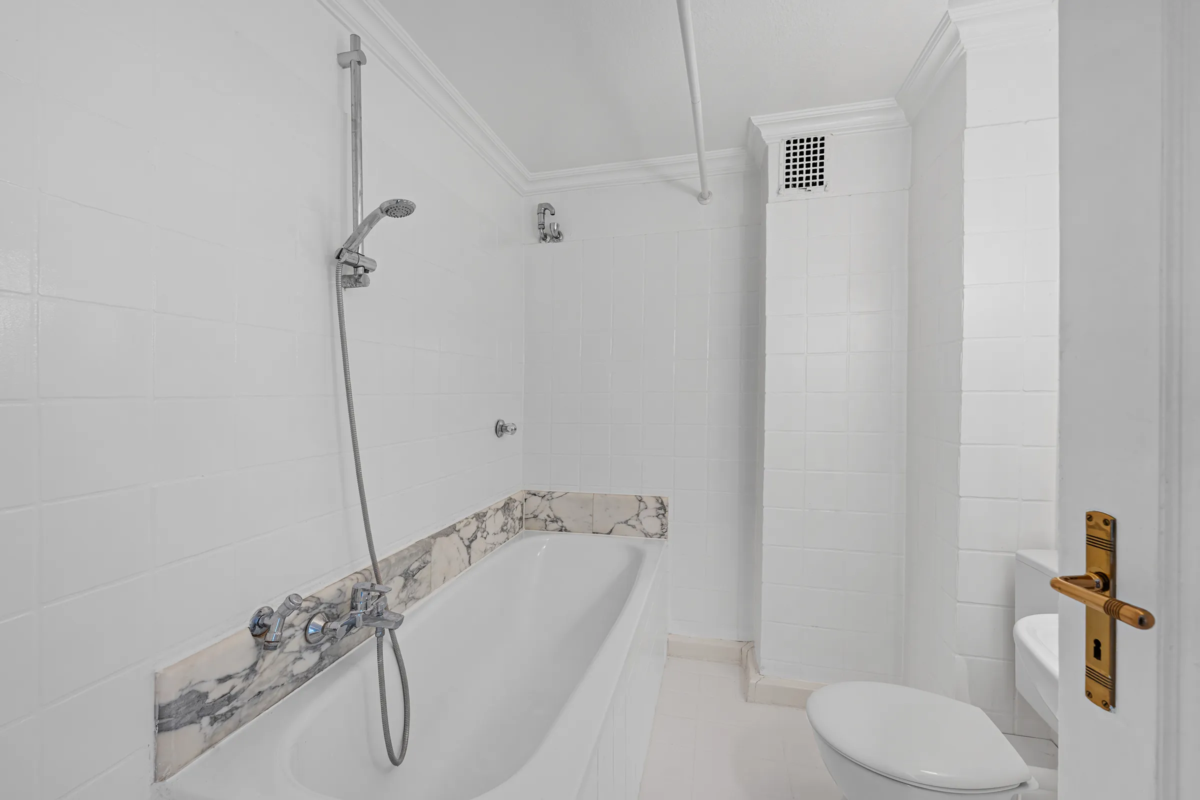 Badewanne mit Handbrause und Marmorablage, Dachgeschosswohnung Neuhausen