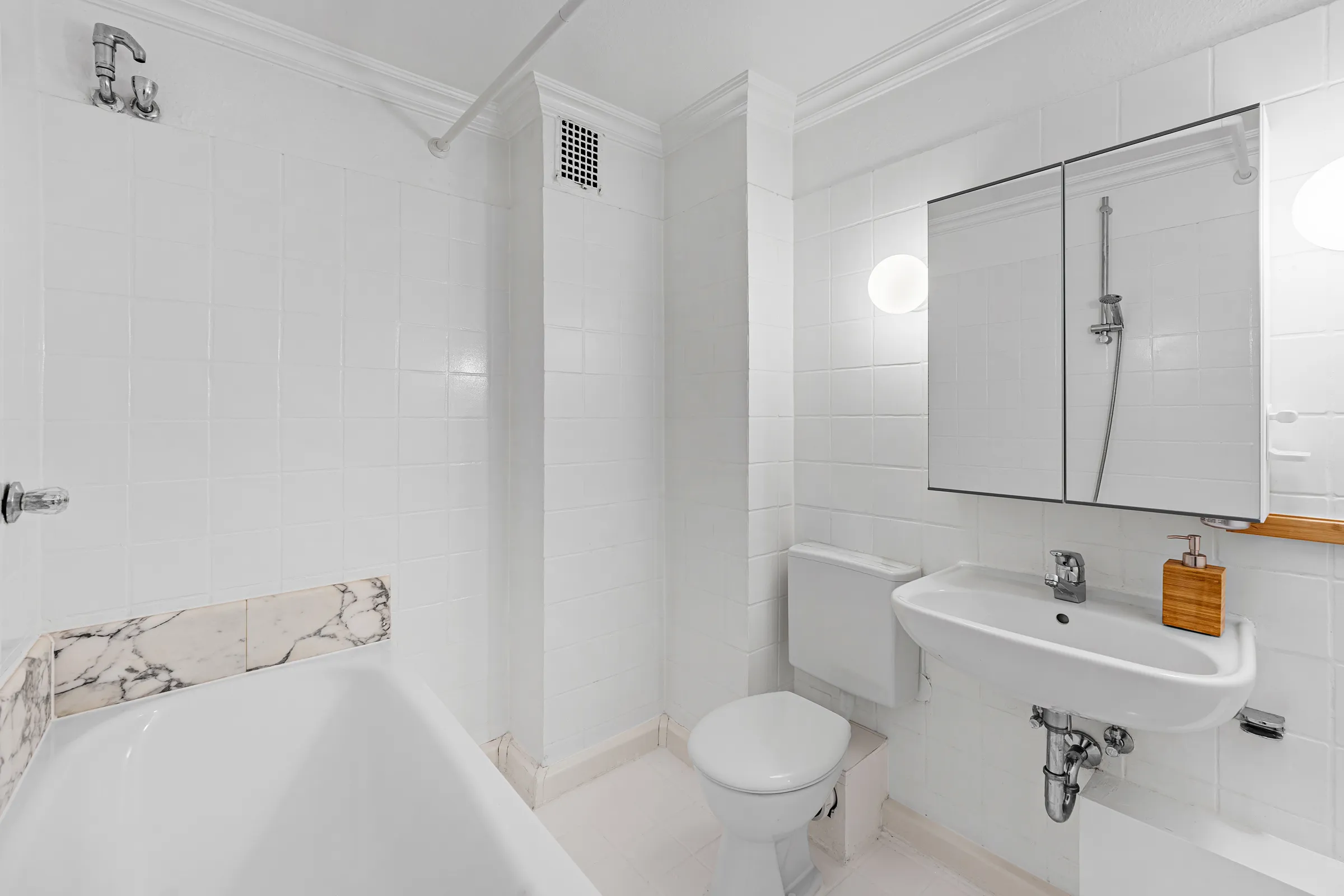 Helles Badezimmer mit Badewanne, Waschtisch und Spiegelschrank, Dachgeschosswohnung Neuhausen