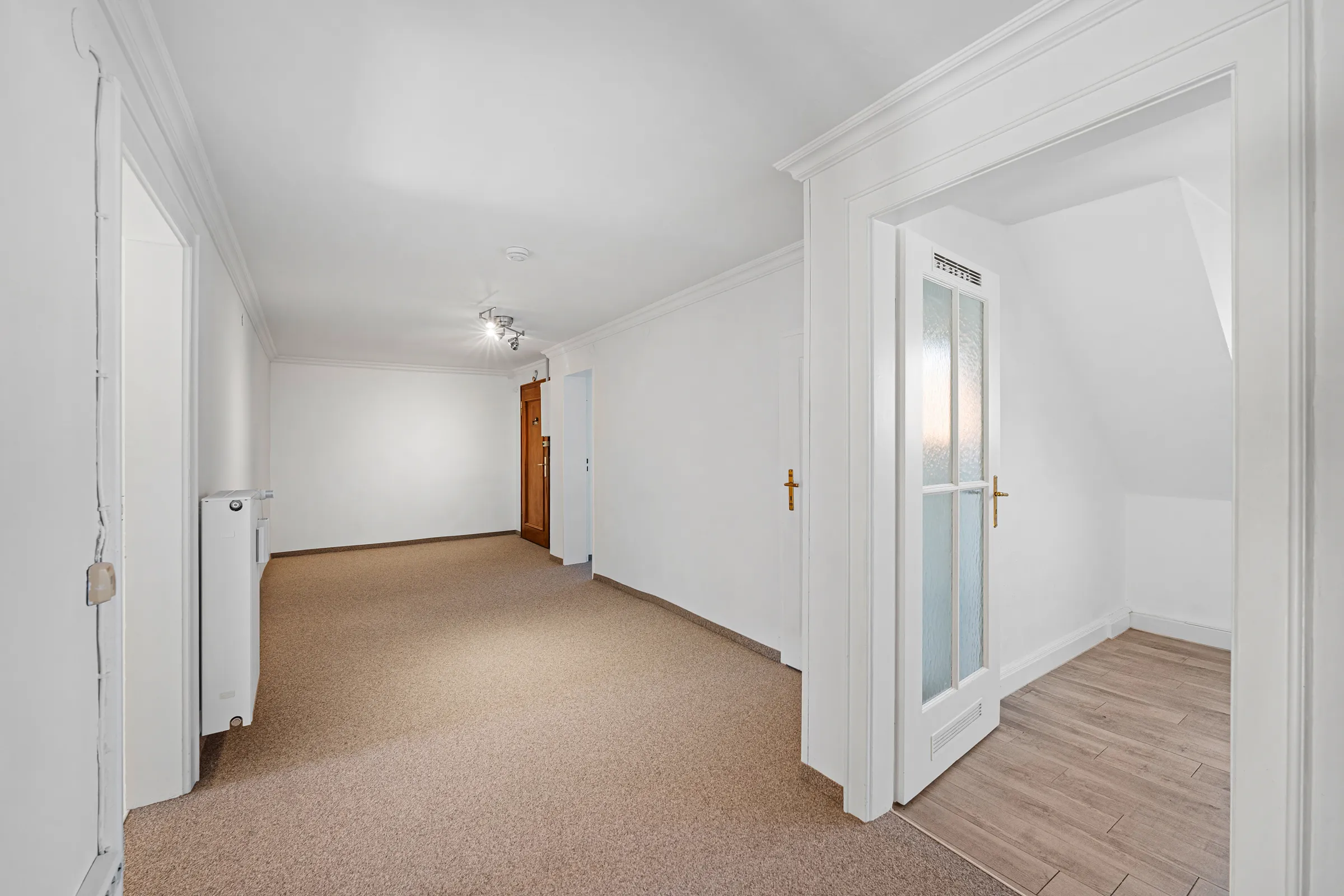 Großzügiger Flur mit Zugang zu den Zimmern, Dachgeschosswohnung Neuhausen