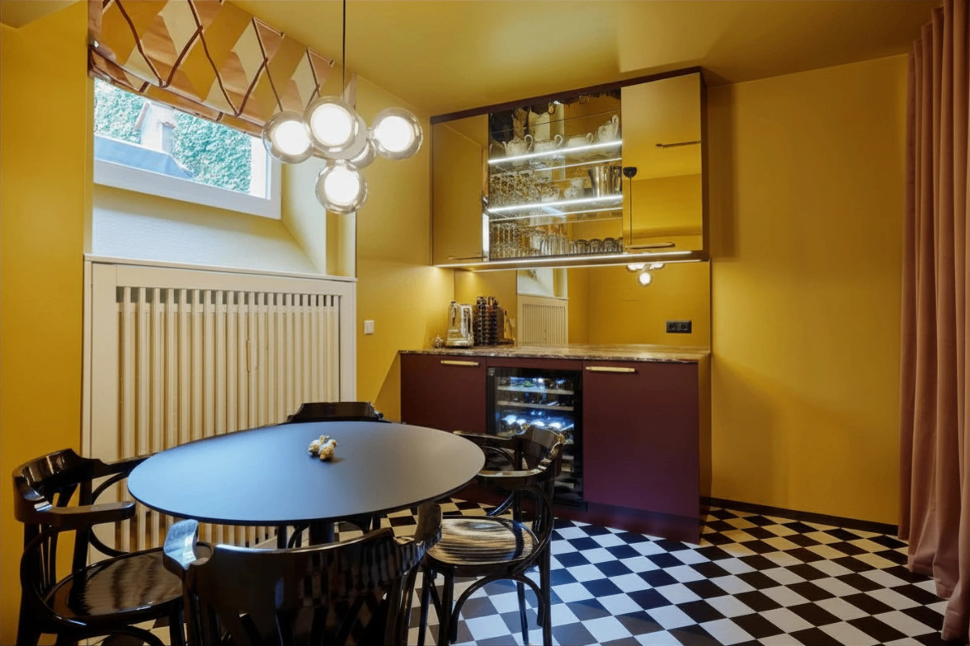 Gelbes Frühstückszimmer mit Schachbrettboden