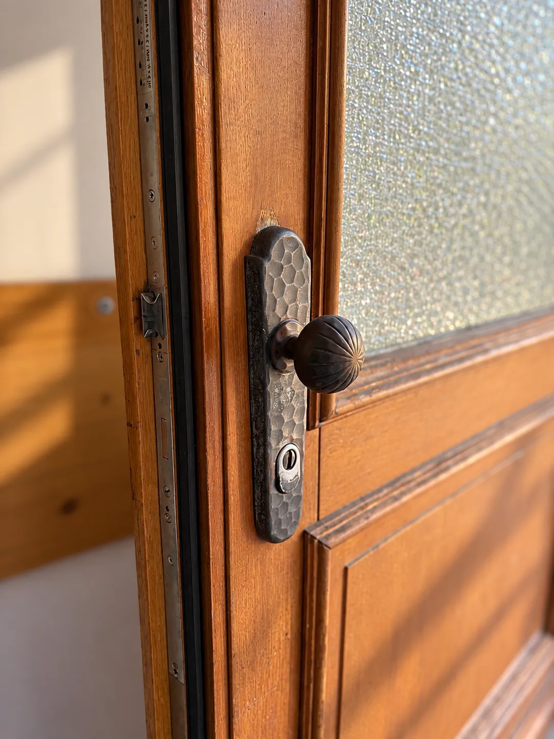 Holztür mit Ornamentglas und geschmiedetem Türknauf, 2-Zimmer-Wohnung Augsburg