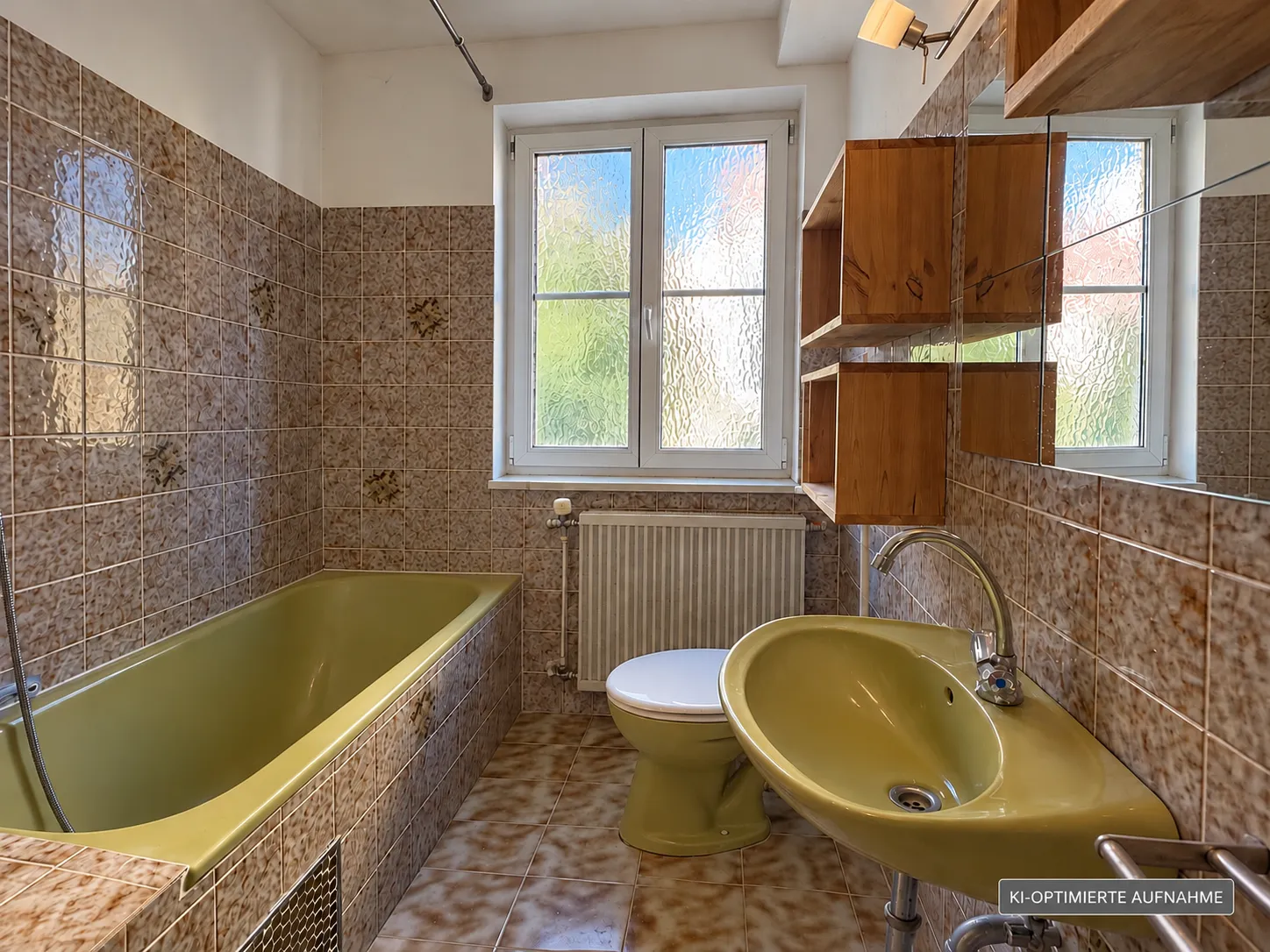Tageslichtbad mit Badewanne und Fenster, 2-Zimmer-Wohnung Augsburg