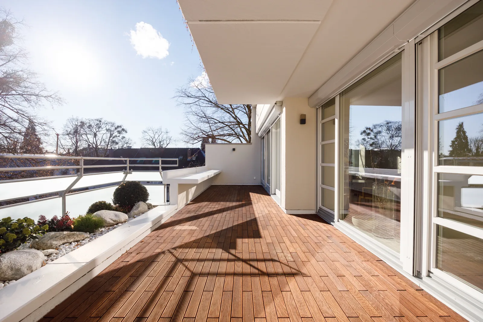 Süd-West-Terrasse mit Blick in alten Baumbestand