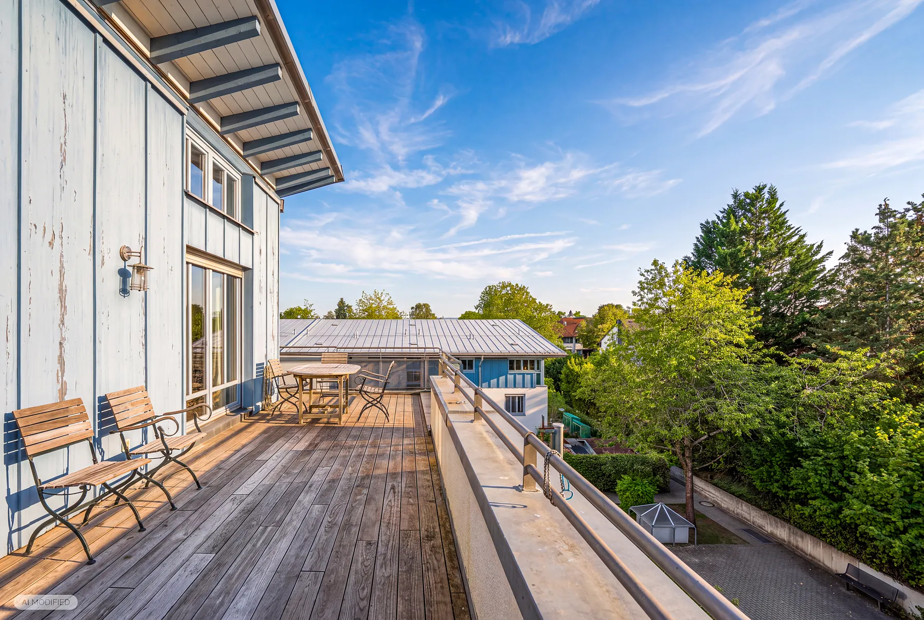 Dachterrasse mit rund 29 m² in voller Länge, nach Westen ausgerichtet