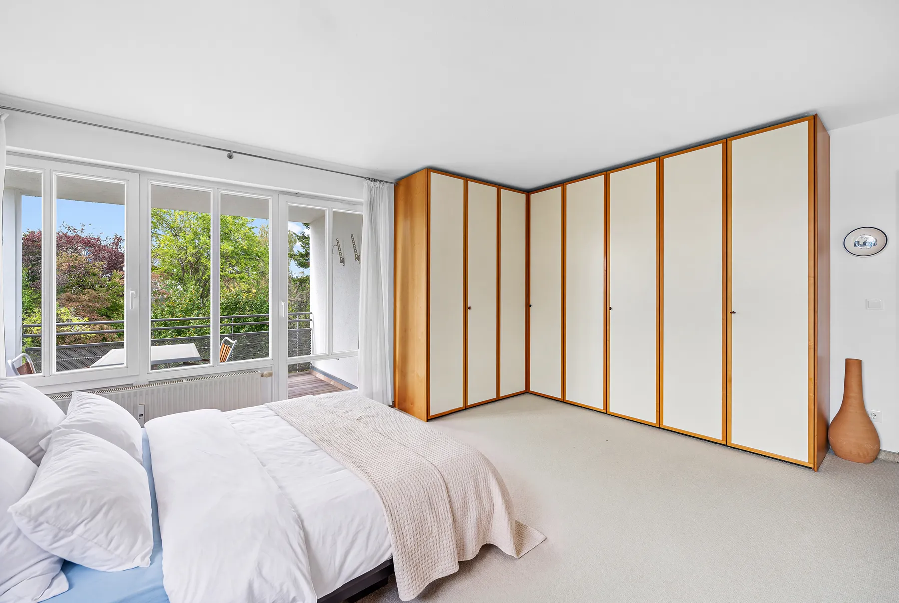 Schlafzimmer mit Schrankwand über die gesamte Raumlänge