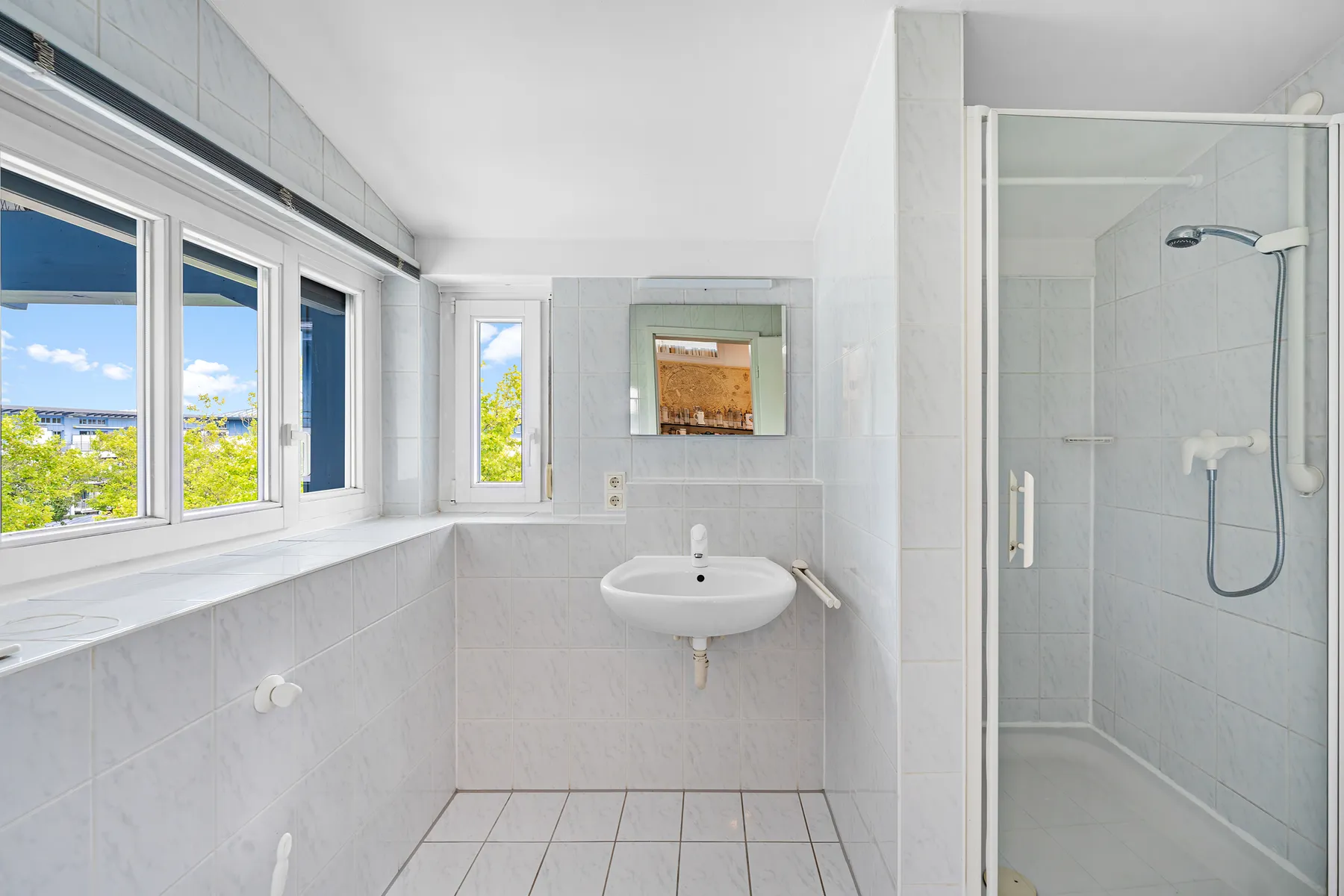 Duschbad mit Fenster im Dachgeschoss