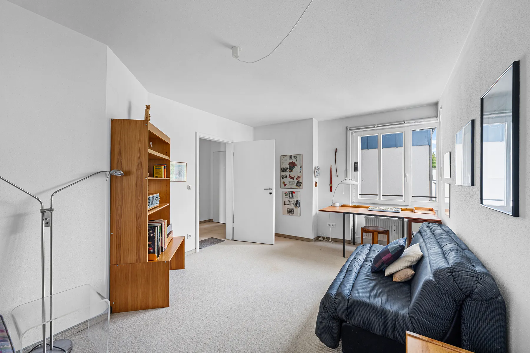 Drittes Zimmer neben dem Wohnungseingang als Arbeits- oder Gästezimmer