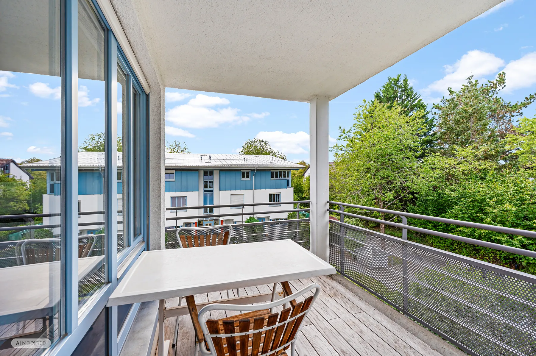 Überdachter Balkon am Schlafzimmer mit Blick in den ruhigen Innenhof