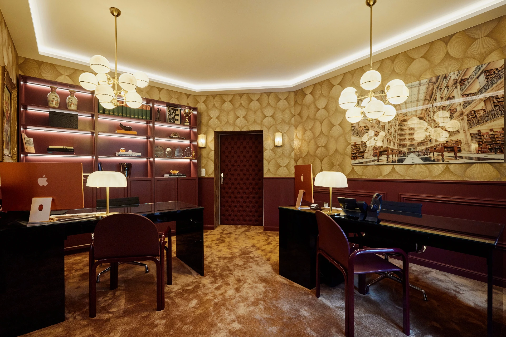 Bordeauxrotes Büro mit Grundrissen