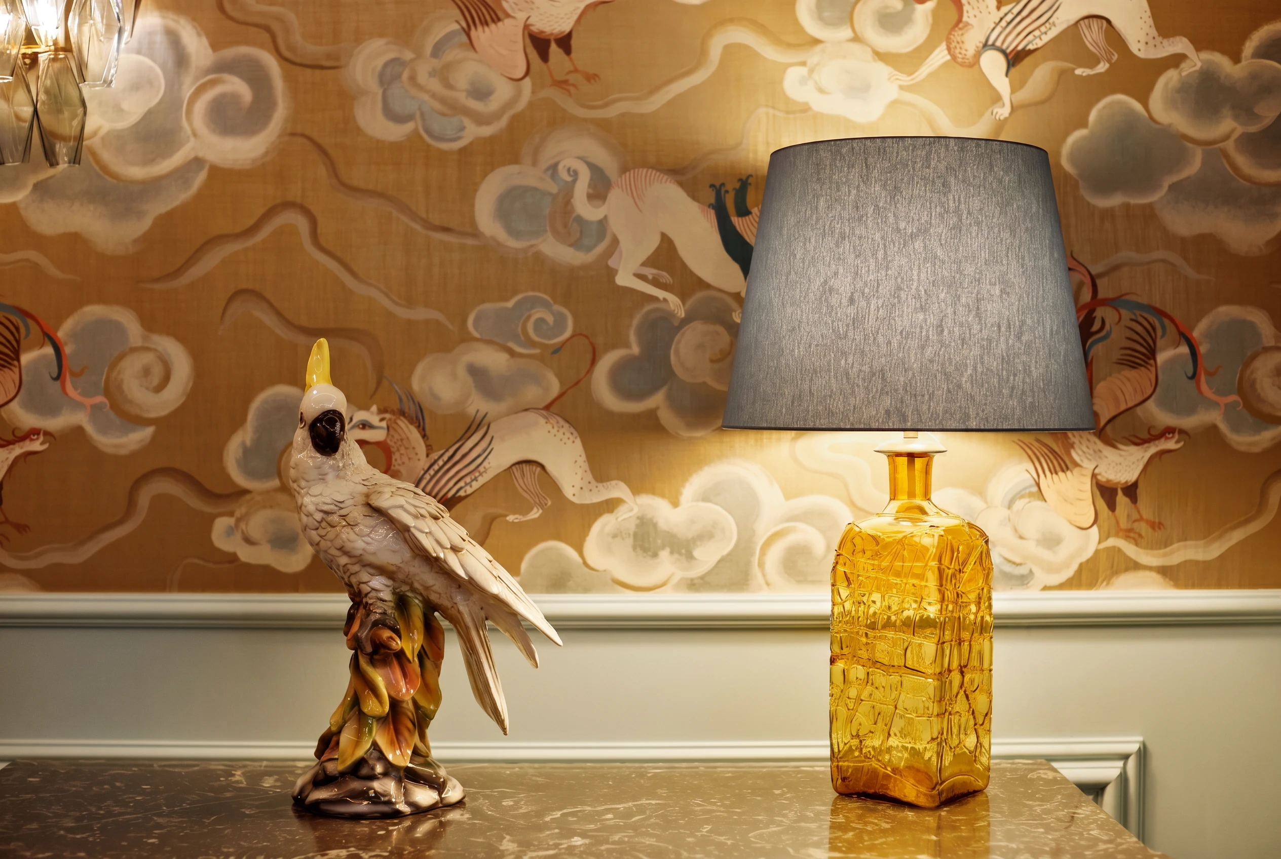 Detail: Porzellan-Kakadu und Bernsteinglas-Lampe