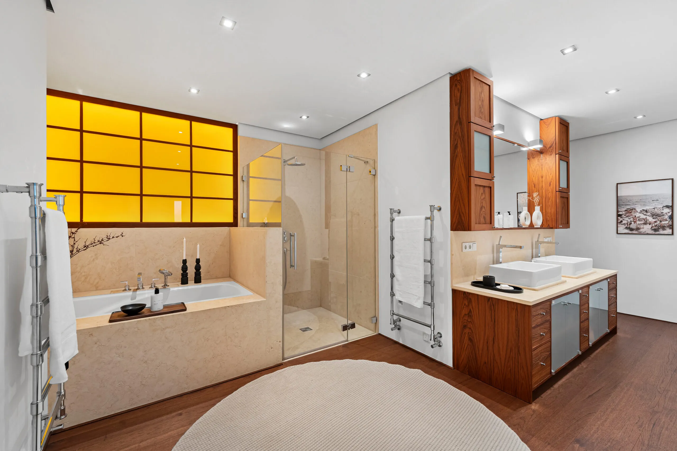 Bad en suite in Naturstein mit hinterleuchtetem Glasfeld