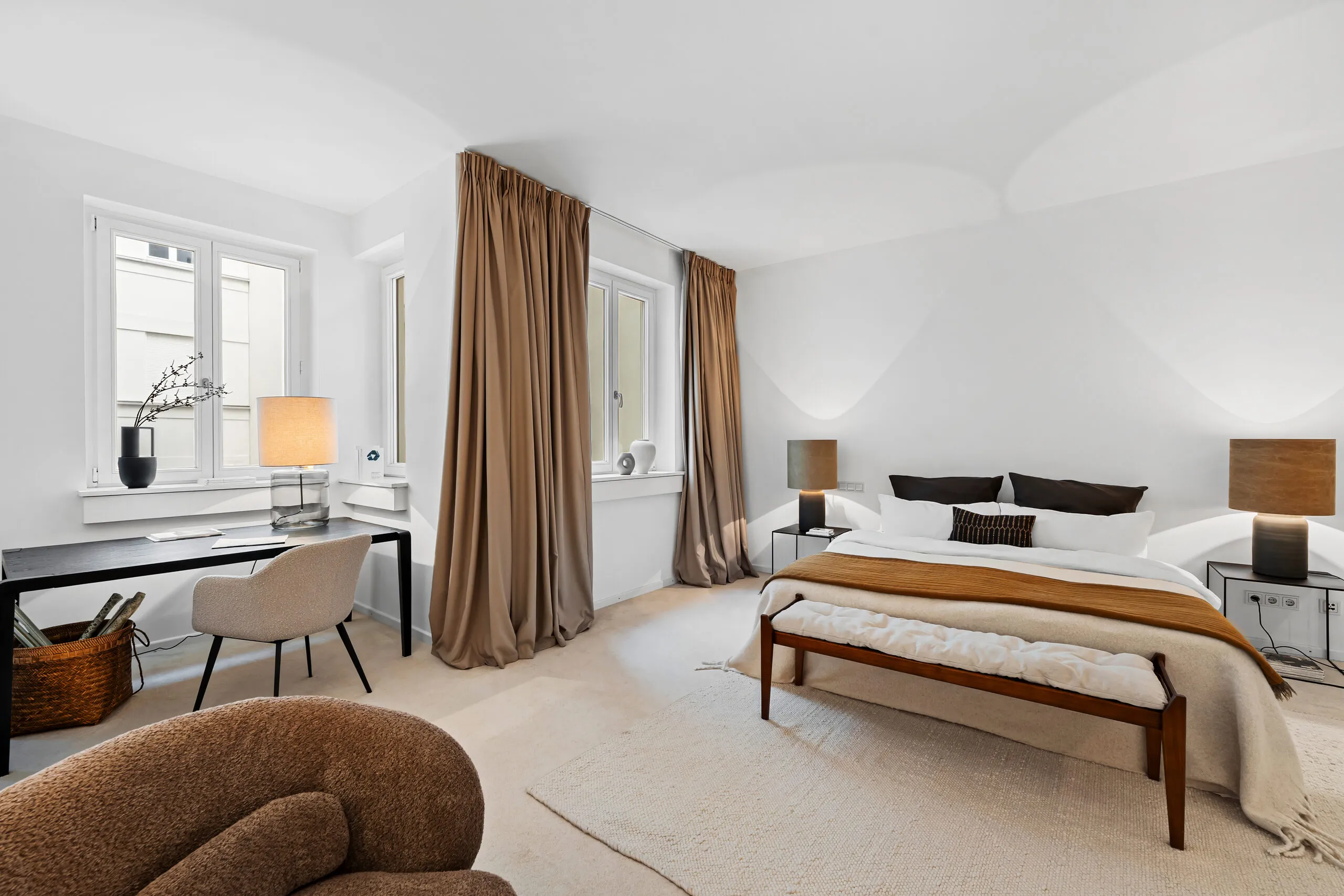 Schlafzimmer mit Arbeitsplatz am Fenster