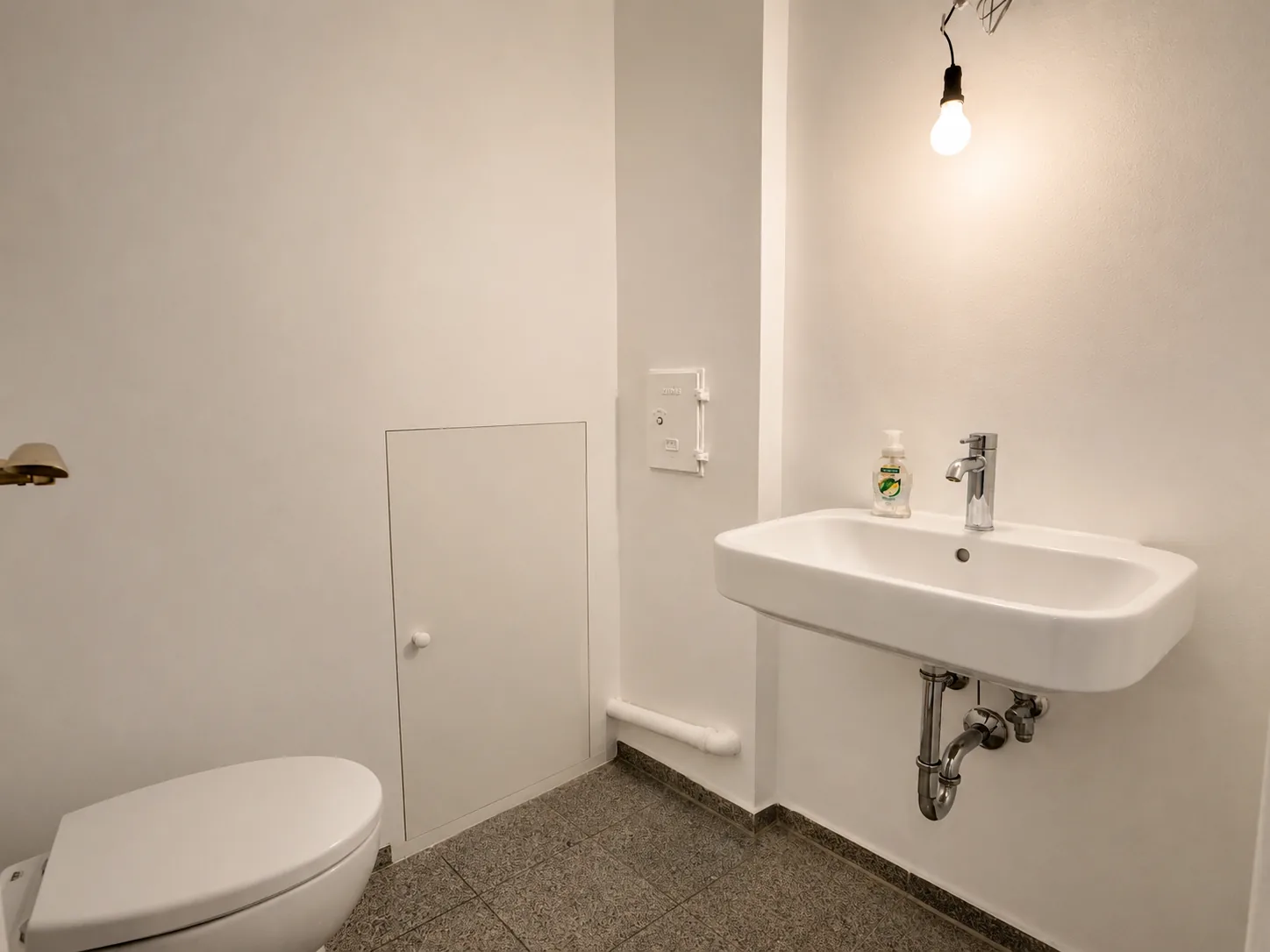 Gäste-WC mit Waschbecken