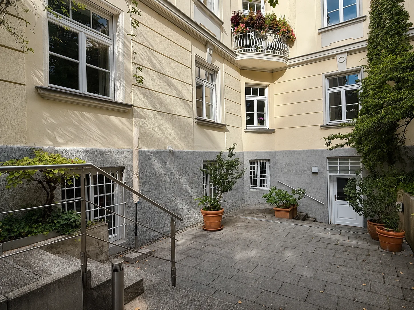 Begrünter Innenhof mit separatem Zugang zur Bürofläche