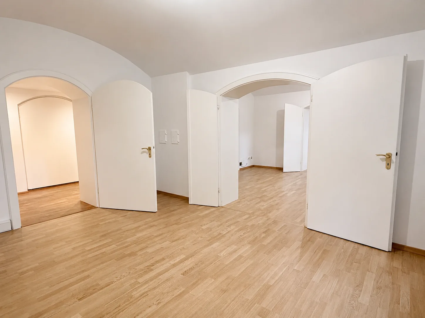 Büroraum mit Rundbogendurchgang und Eichenparkett