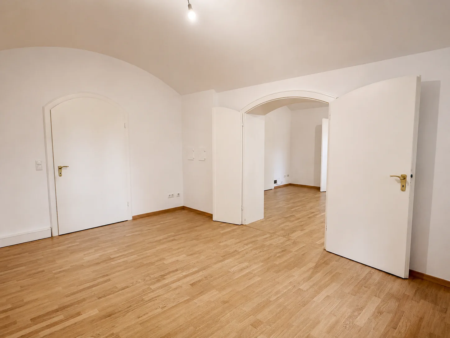 Weiterer Büroraum mit Rundbogennische