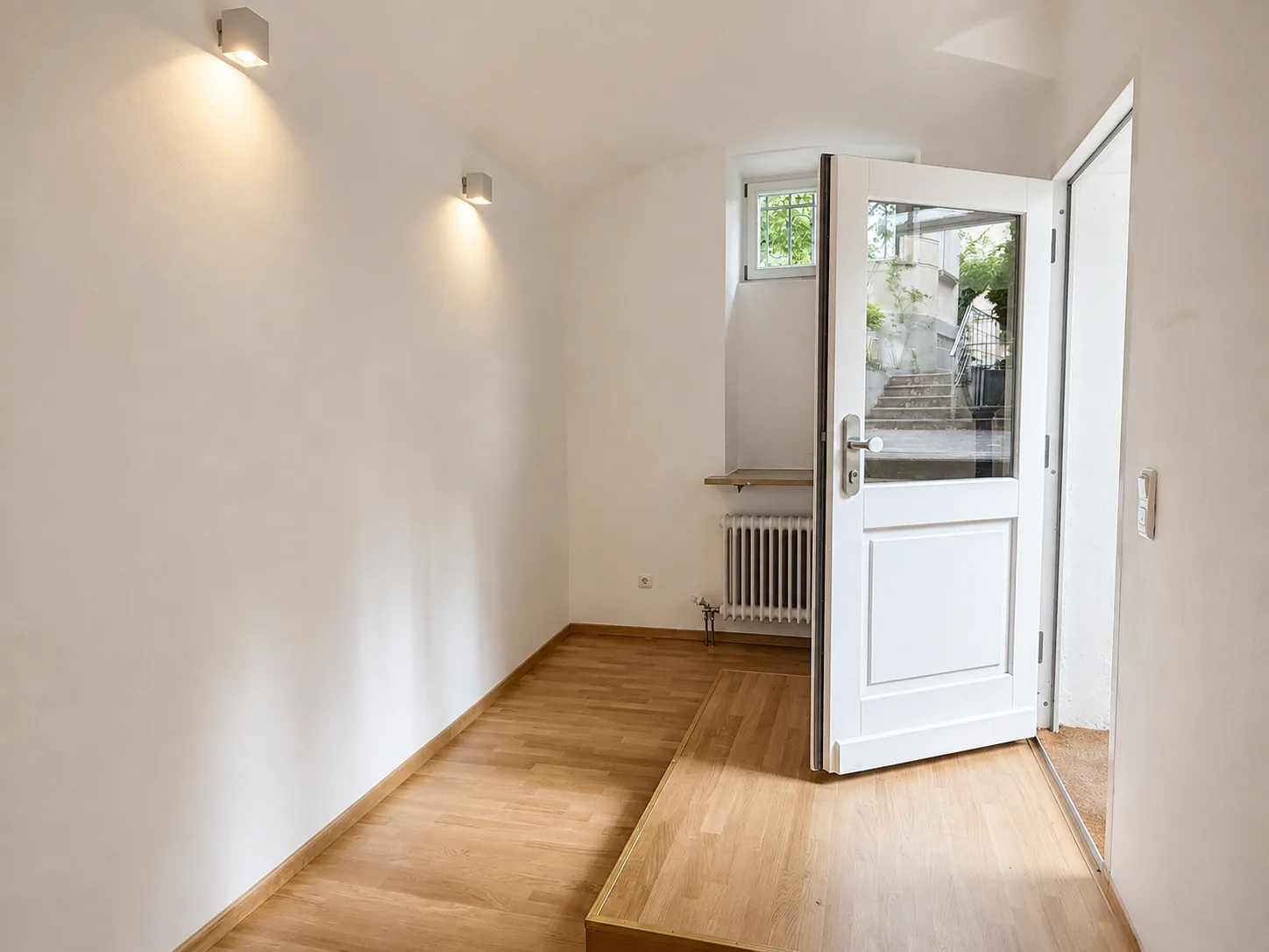 Separater Zugang mit Stufe und Tür zum Innenhof